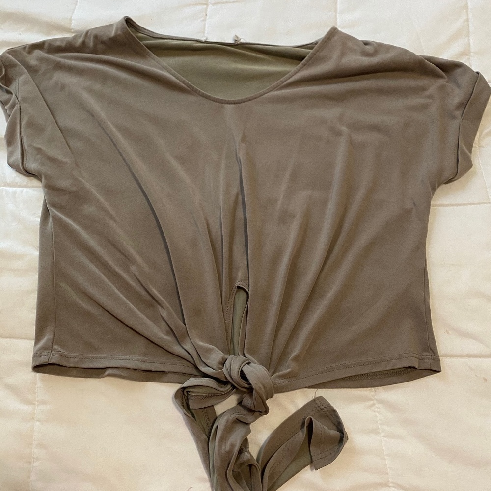 grey tee with front tie